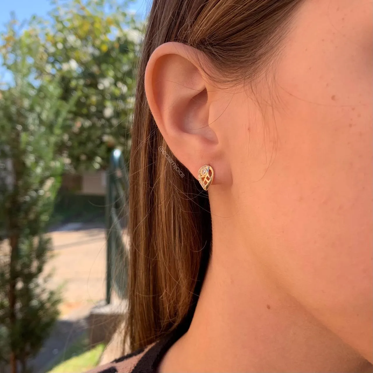 Brinco folha cravejada de um lado - banhado a ouro 18k
