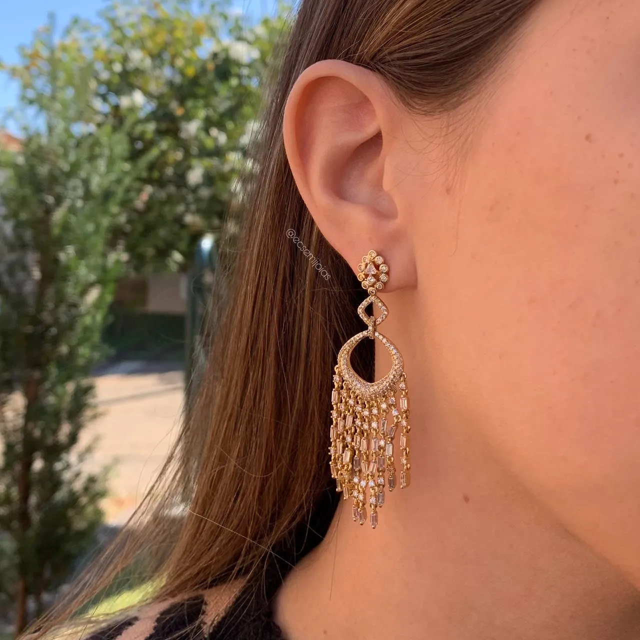 Brinco formato gota com baguertes penduradas - banhado a ouro 18k