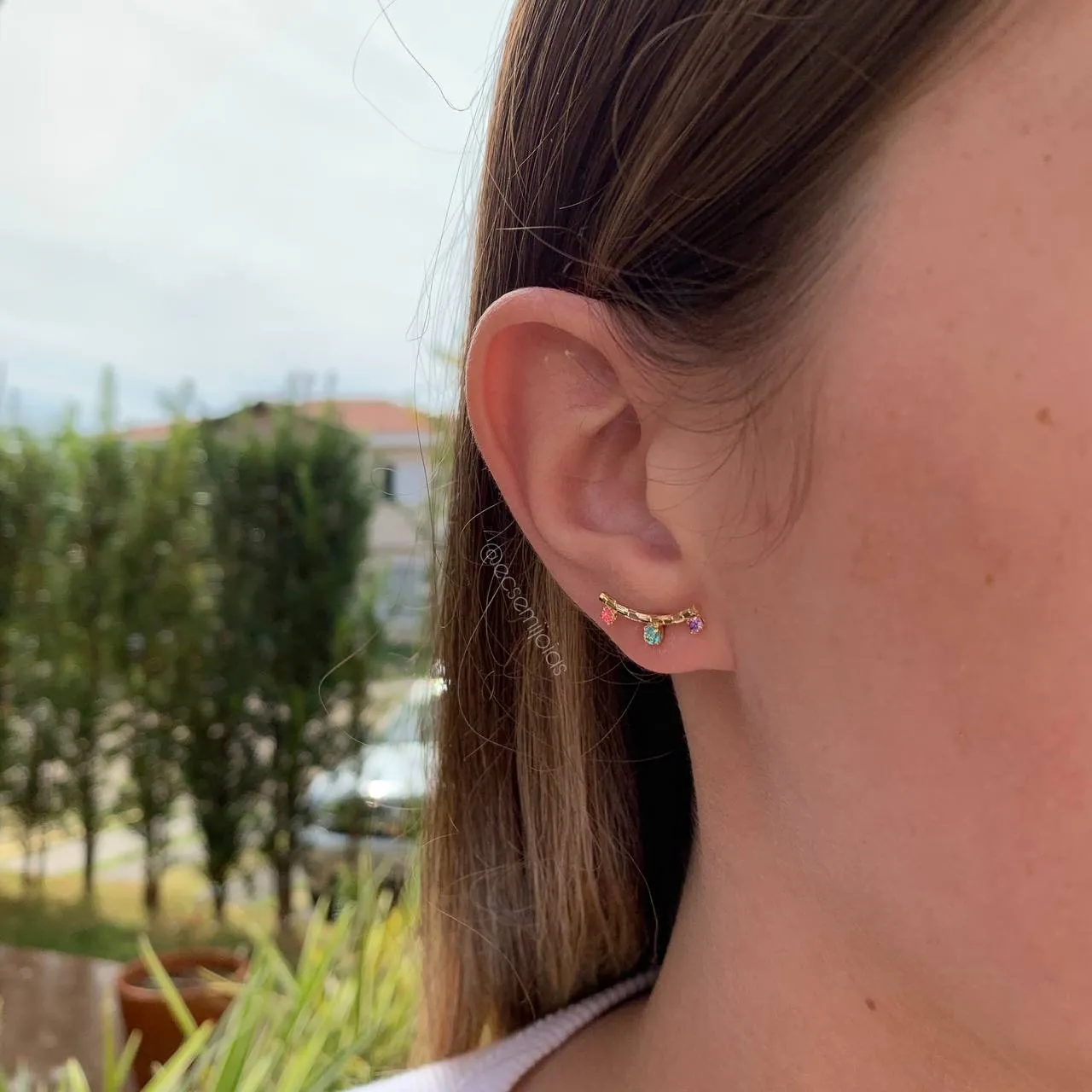 Brinco galho de flor com três pedrinhas - banhado a ouro 18k