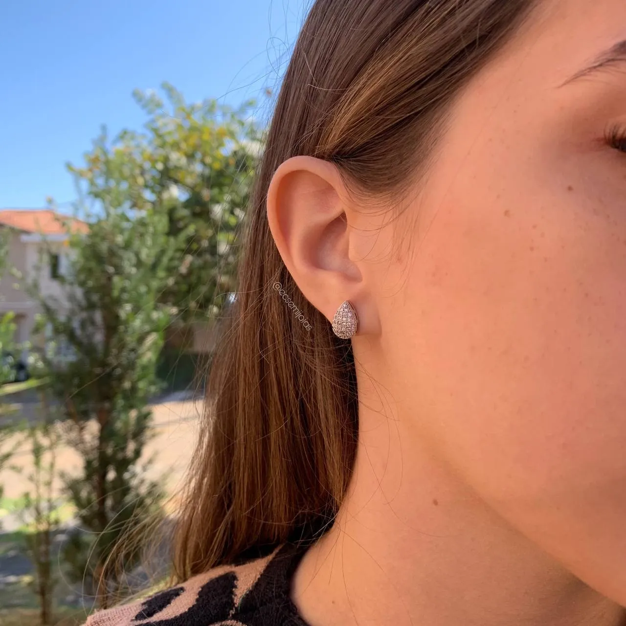 Brinco gota abaulada cravejada com galeria média - banhado a ródio branco