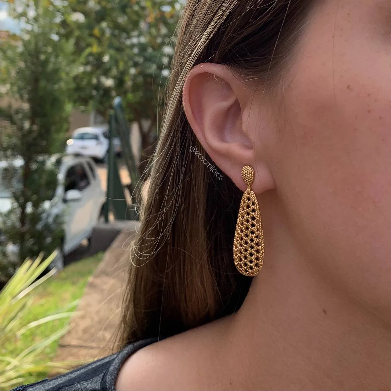 Brinco gota bombardeado vazado - banhado a ouro 18k
