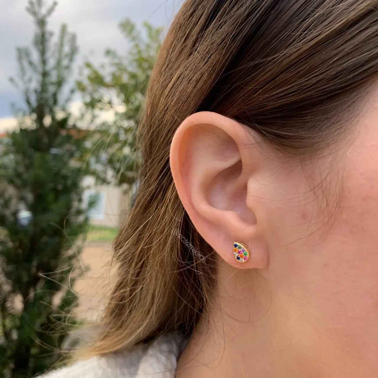 Brinco gota cravejada média - banhado a ouro 18k