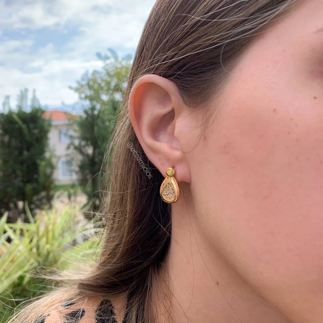 Brinco gota cravejado no centro - banhado a ouro 18k