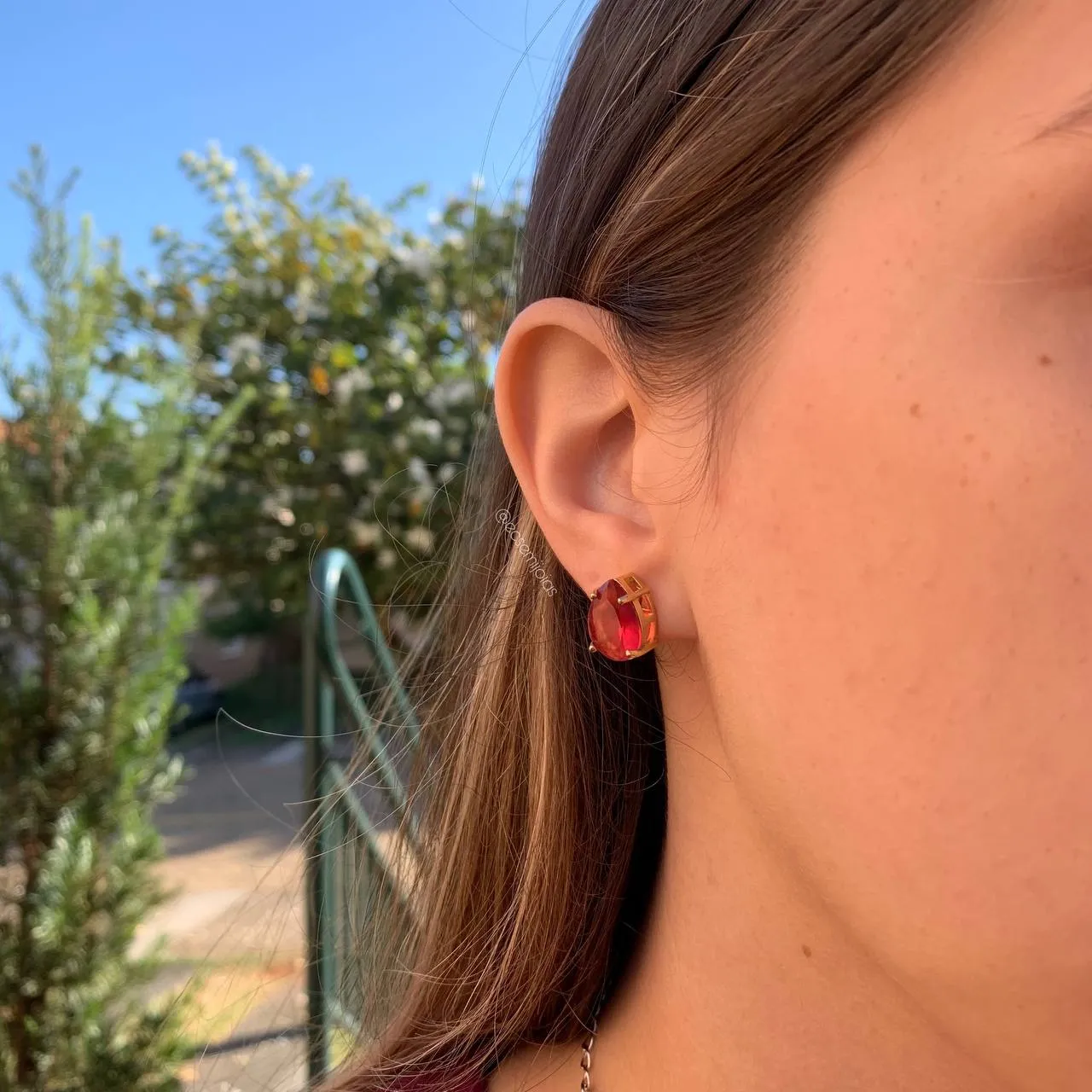Brinco gota pedra fusion 4 garras - banhado a ouro 18k