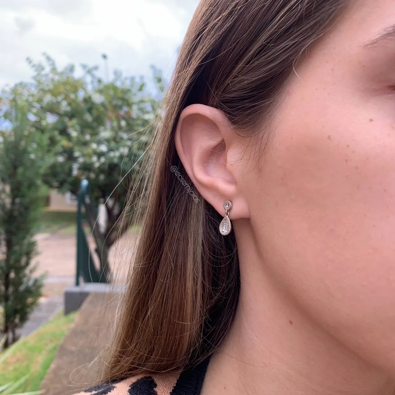 Brinco gotinha cravejada pendurada - banhado a ródio branco