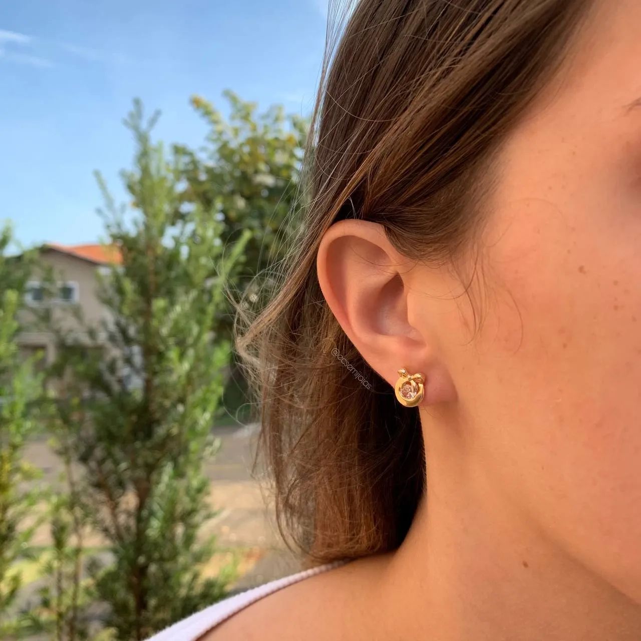 Brinco lacinho com pedrinha  - banhado a ouro 18k