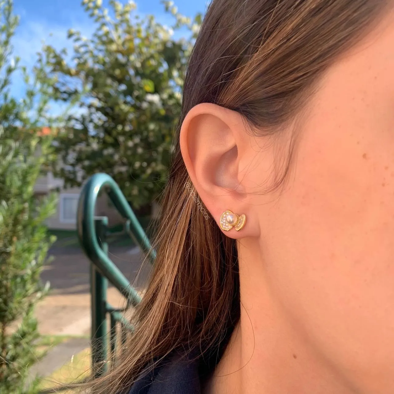 Brinco lacinho cravejado com pérola - banhado a ouro 18k