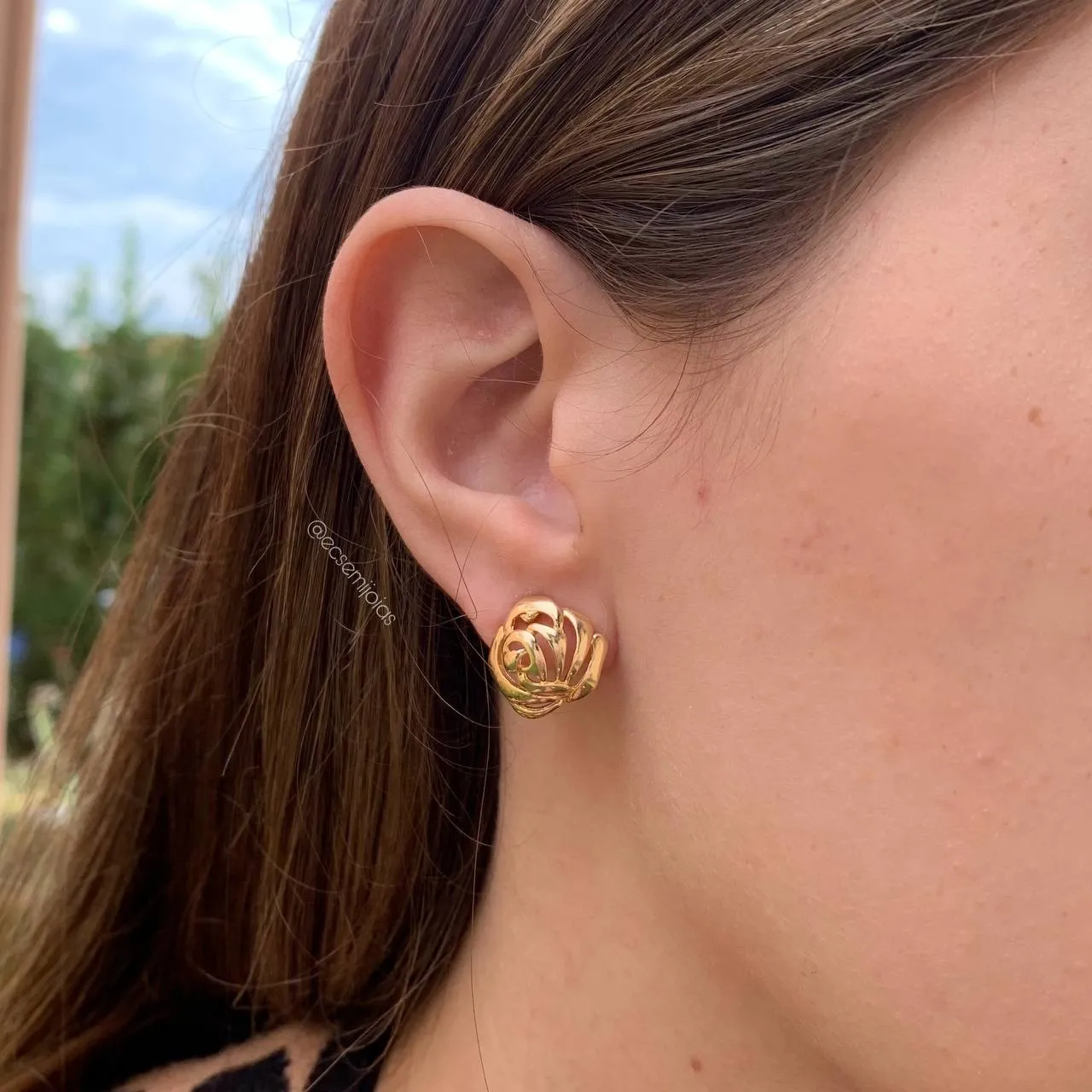 Brinco liso rosa - banhado a ouro 18k