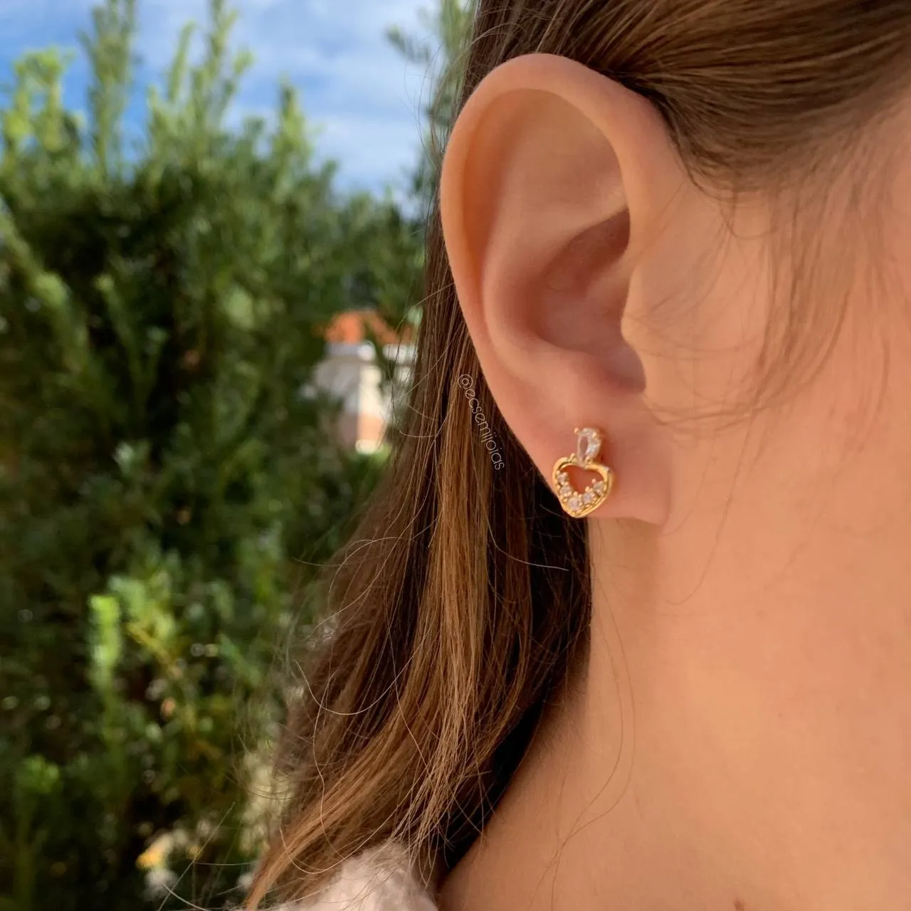Brinco maçã com zircônias - banhado a ouro 18k