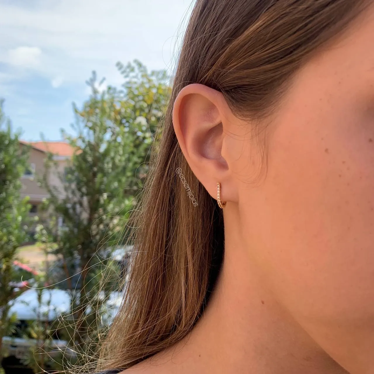 Brinco meia argola 1 fio cravejado - banhado a ouro 18k