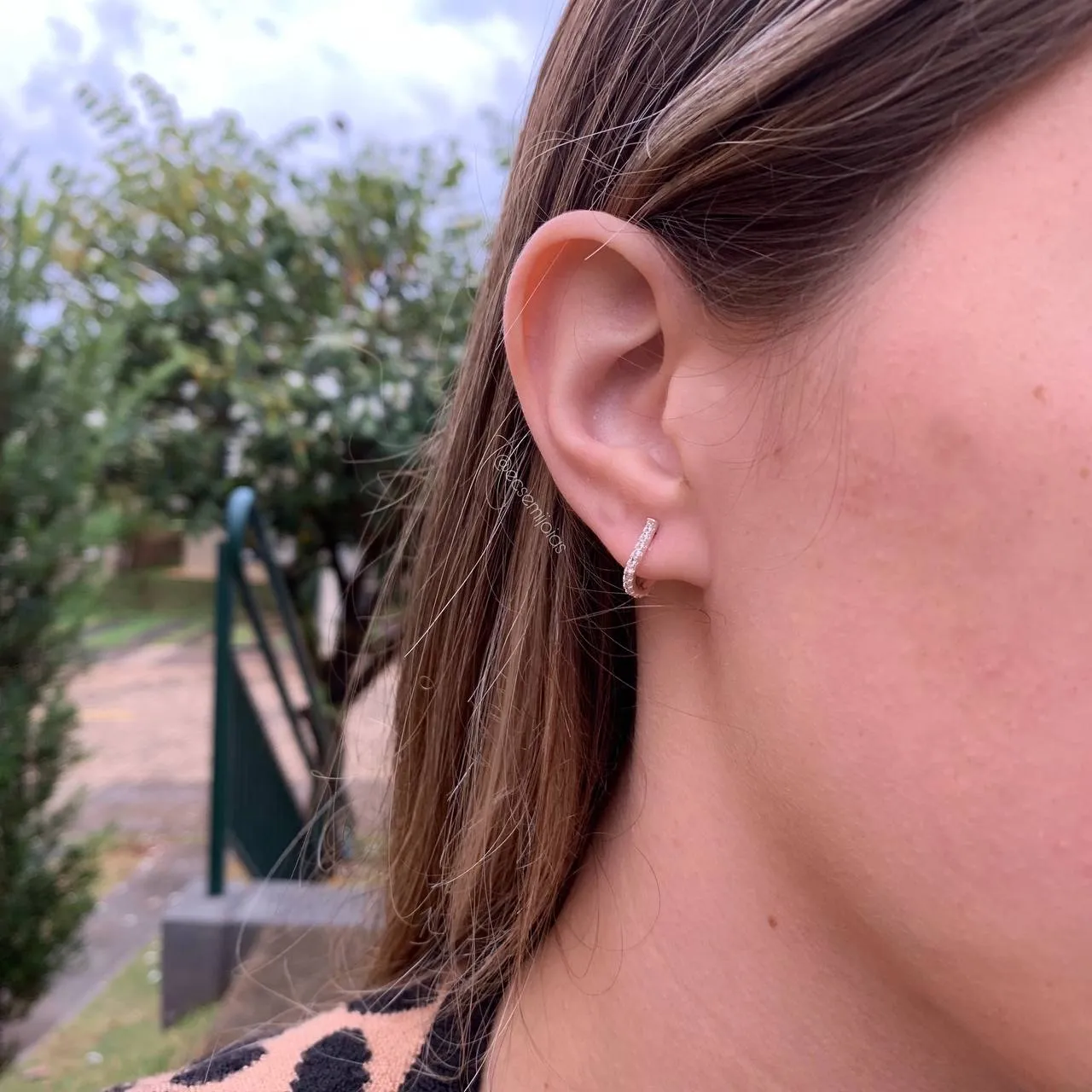 Brinco meia argola 1 fio cravejado - banhado a prata 925