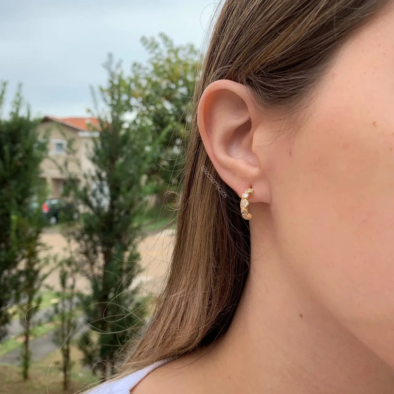 Brinco meia argola com corações cravejados e zircônias - banhando a ouro 18k