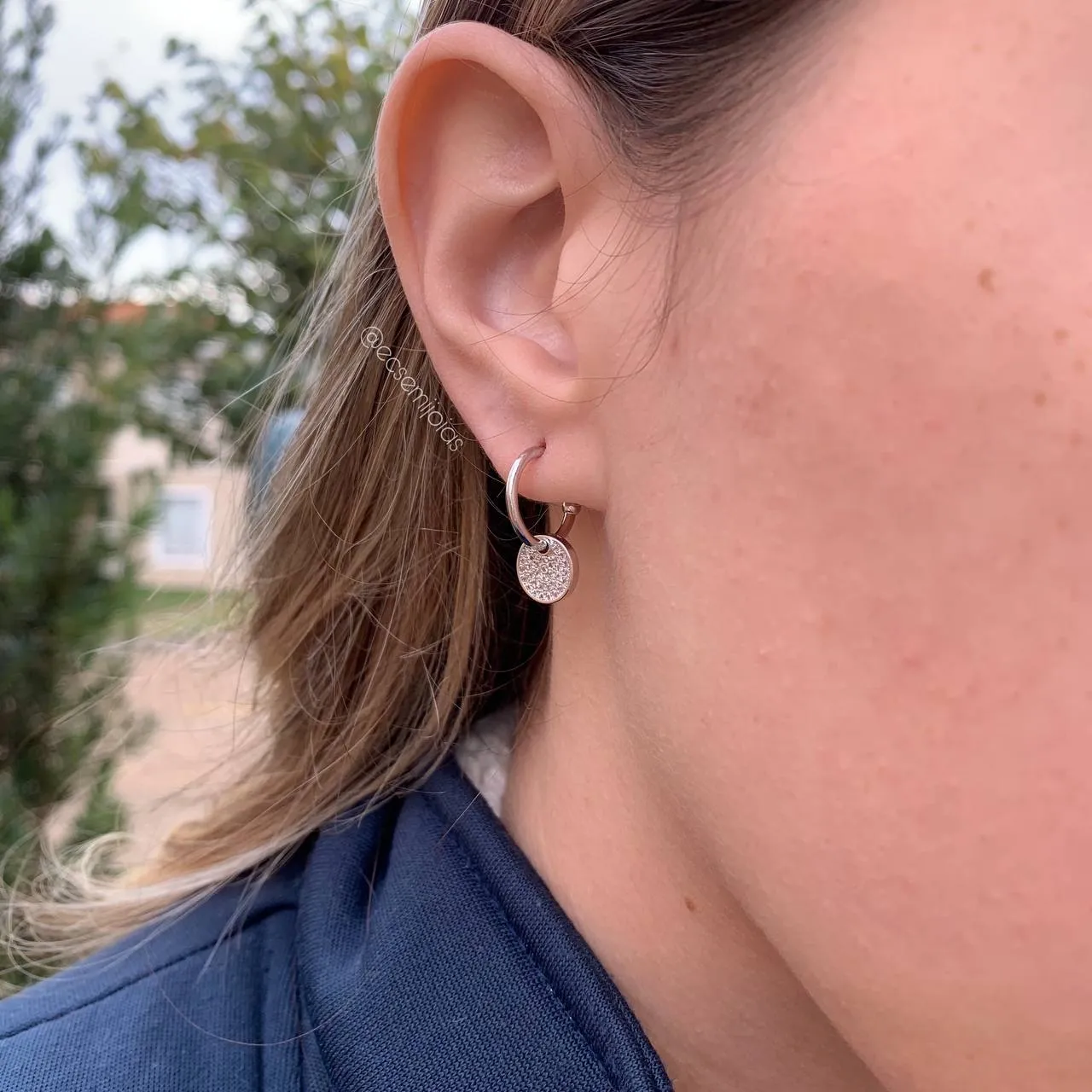 Brinco meia argola com esfera cravejada - banhado a ródio branco