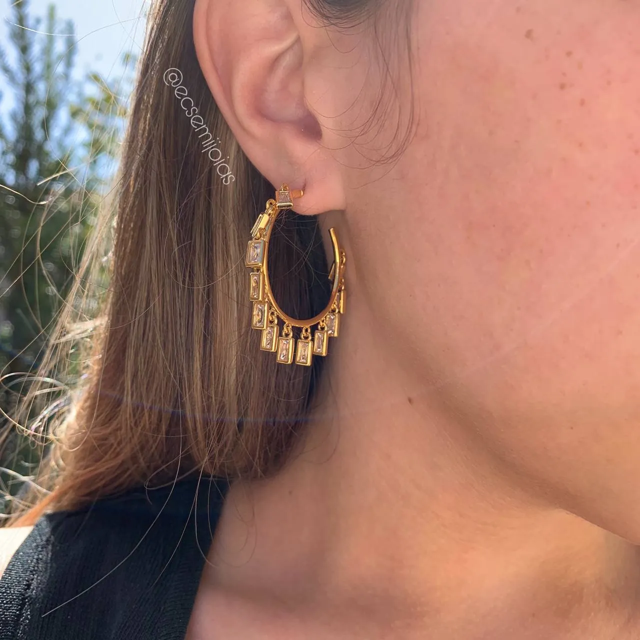 Brinco meia argola com pedras retangulares penduradas- banhado a ouro 18k