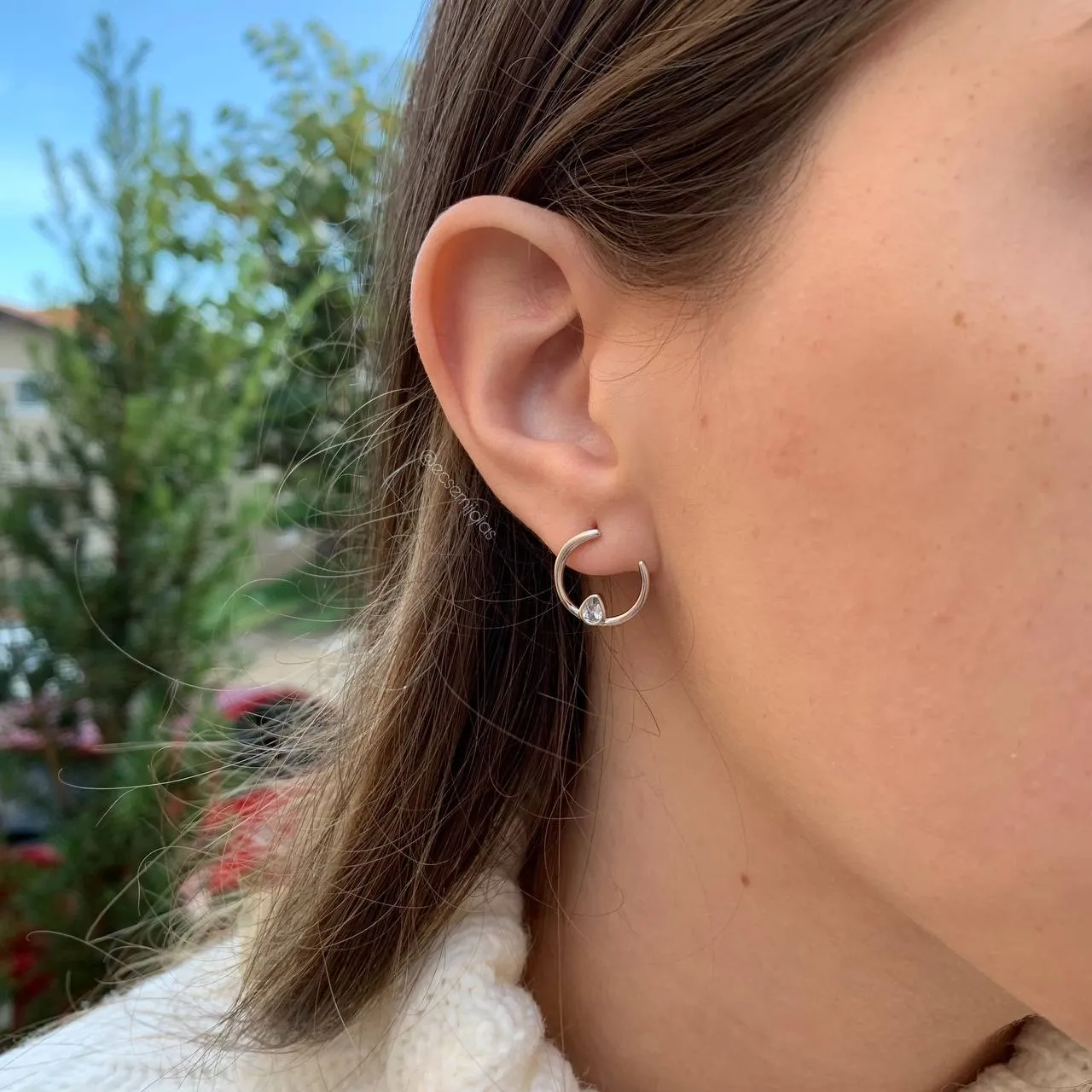 Brinco meia argola com pino e pedra na lateral - banhado a ródio branco