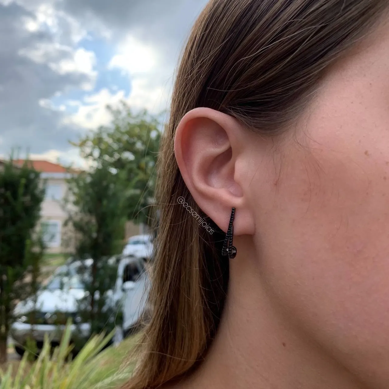 Brinco meia argola cravejada - banhado a ródio negro