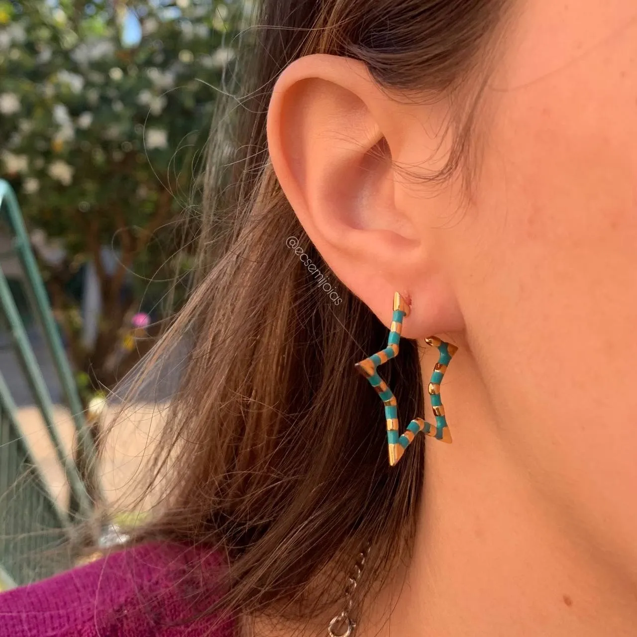 Brinco meia argola estrela resinada - banhado a ouro 18k