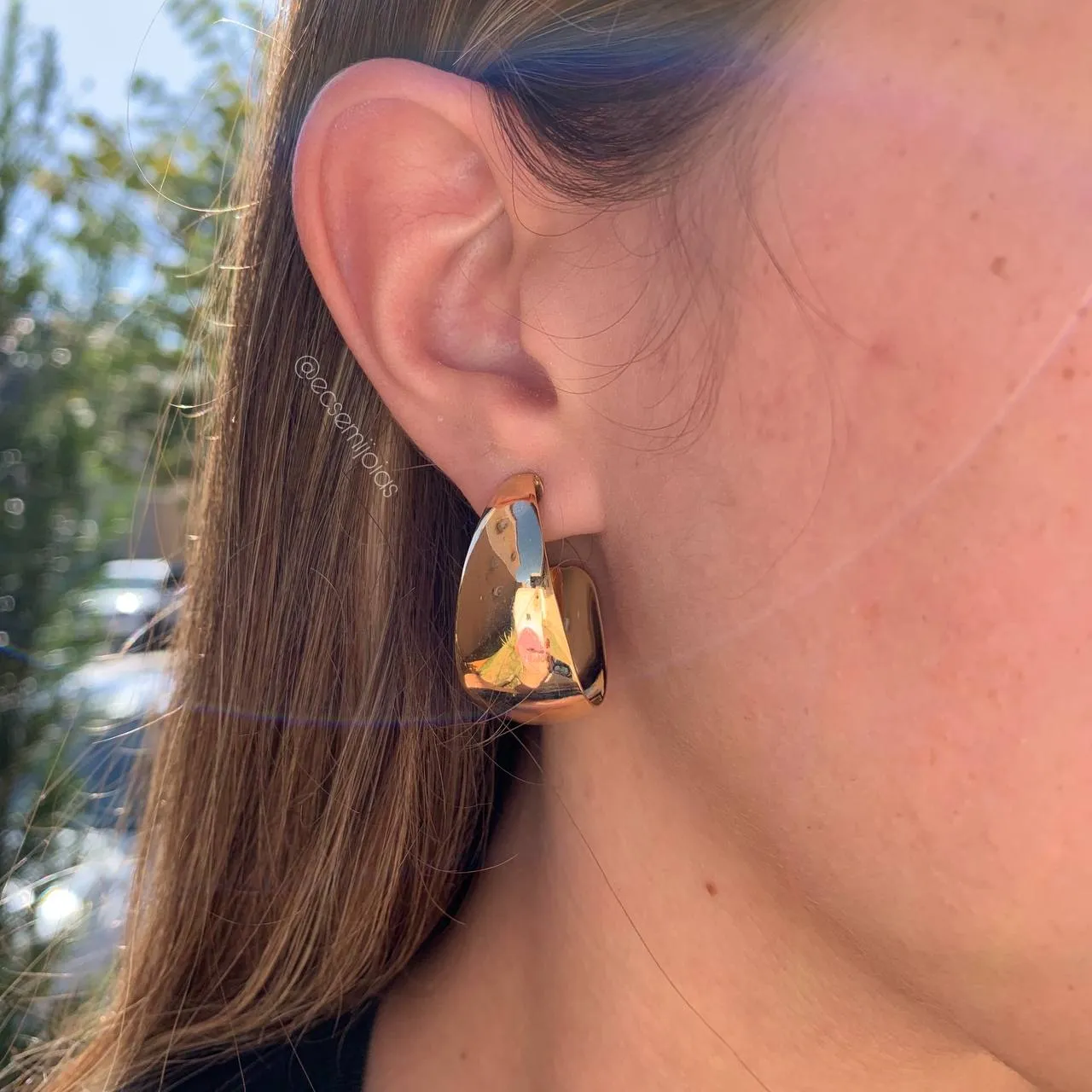 Brinco meia argola formato de gota lisa - banhado a ouro 18k