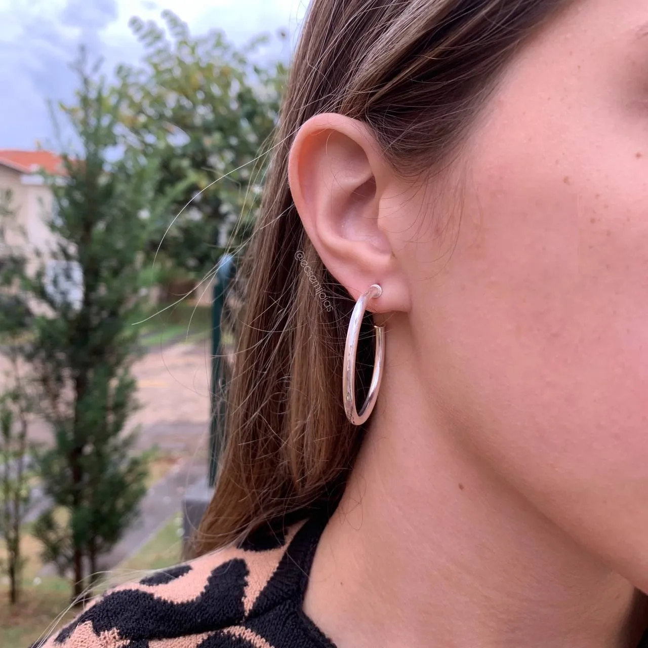 Brinco meia argola grande fosca diamantada - banhado a prata 925