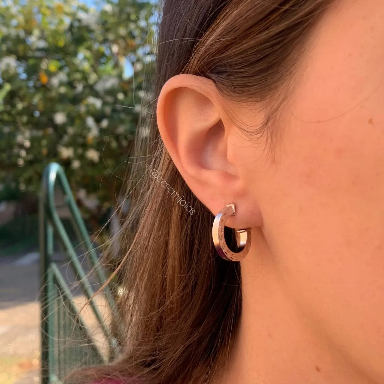 Brinco meia argola oca diamantada 2cm fio quadrado - banhado a ródio branco