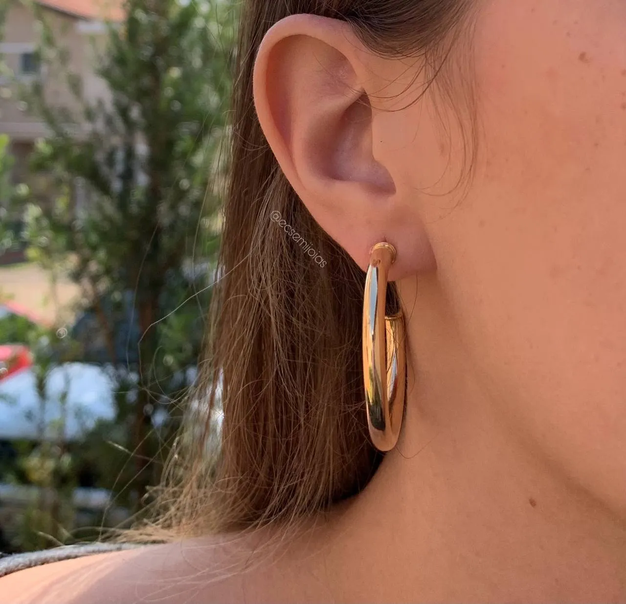 Brinco meia argola tubolar grande espessura 0.30 mm 4 cm diametro - banhado a ouro 18k