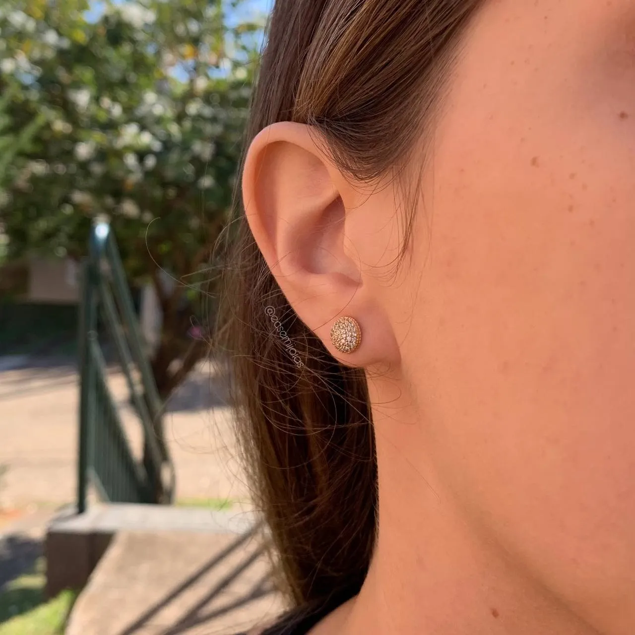 Brinco meia bola cravejada média bombardeada na lateral  - banhado a ouro 18k