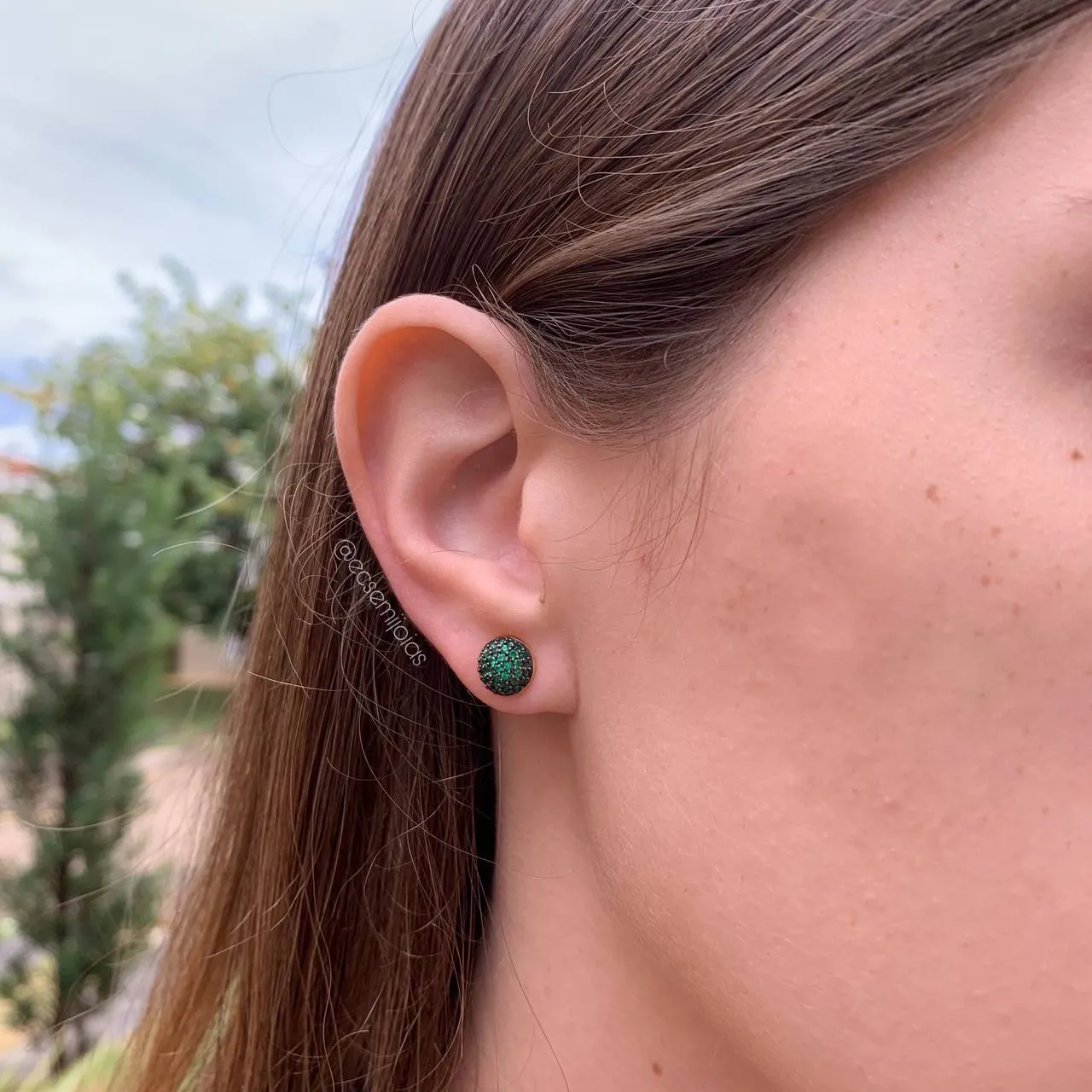 Brinco meia bola cravejado - banhado a ouro 18 k