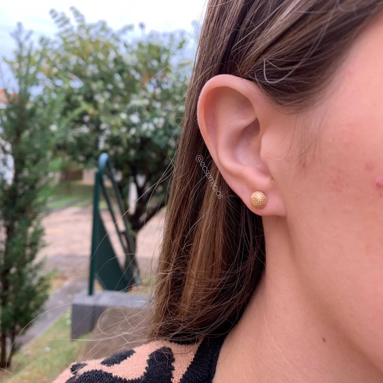 Brinco meia bola pequena bombardeada - banhado a ouro 18k