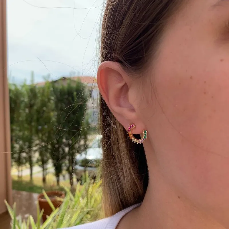 Brinco meia lua cravejada - banhado a ouro 18k