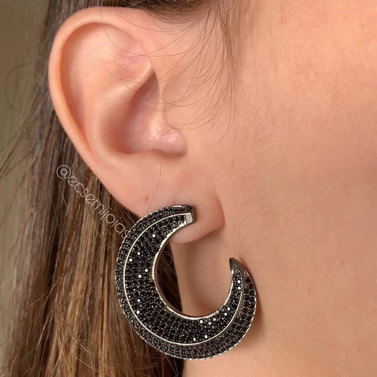 Brinco meia lua espiral grande cravejado - banhado a ródio negro