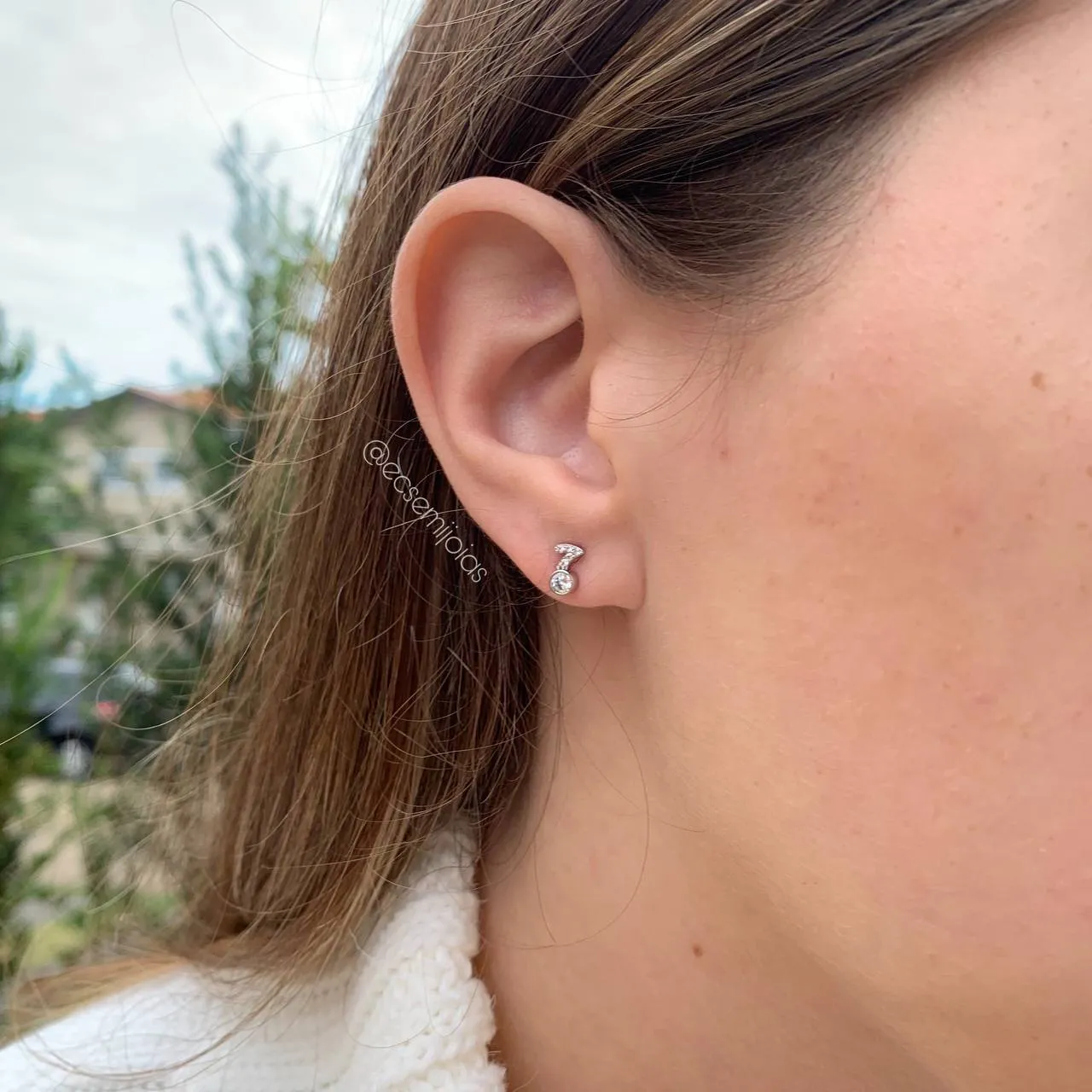Brinco número sete com zirconia - banhado a ródio branco