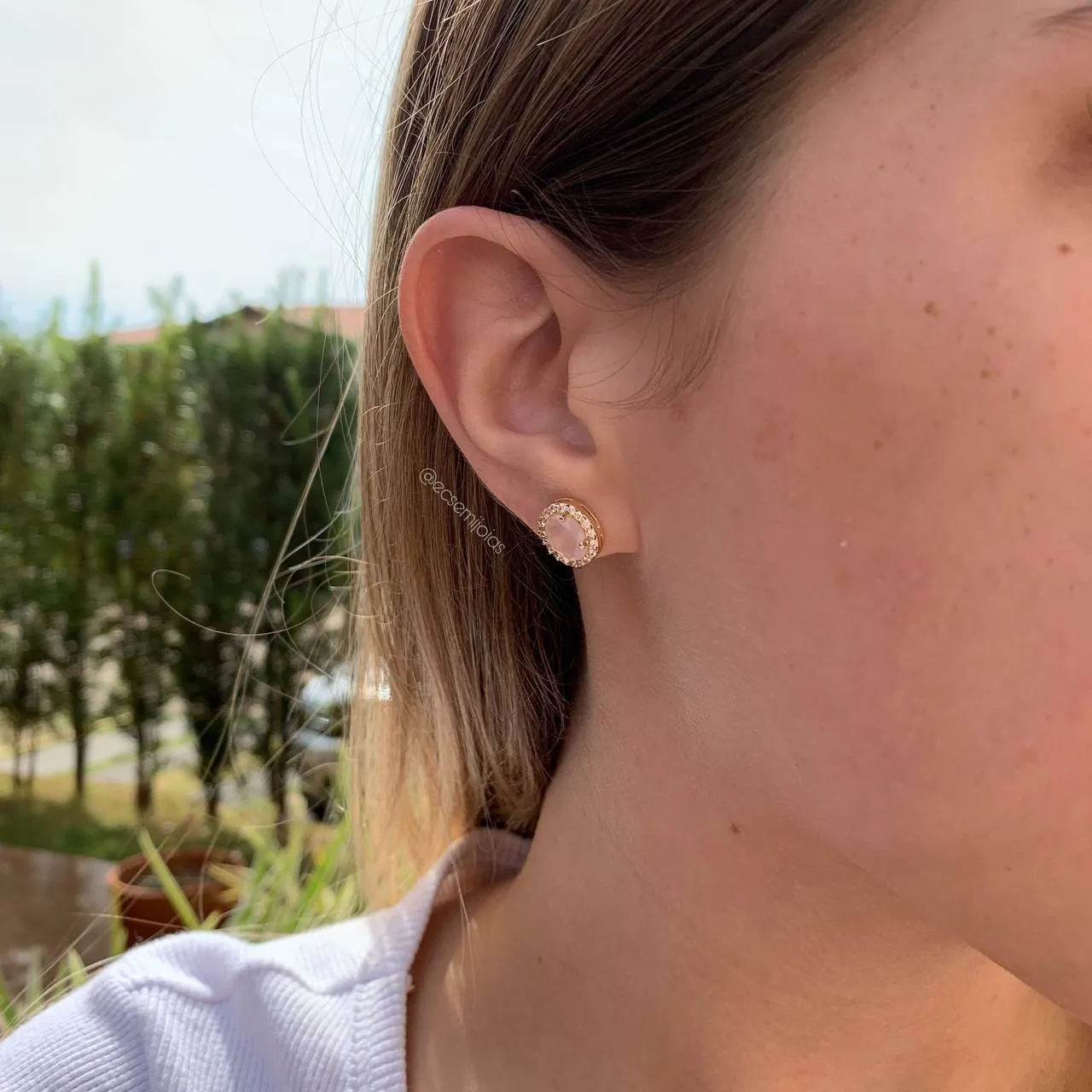 Brinco oval com pedra no centro e cravejado em volta - banhado a ouro 18k