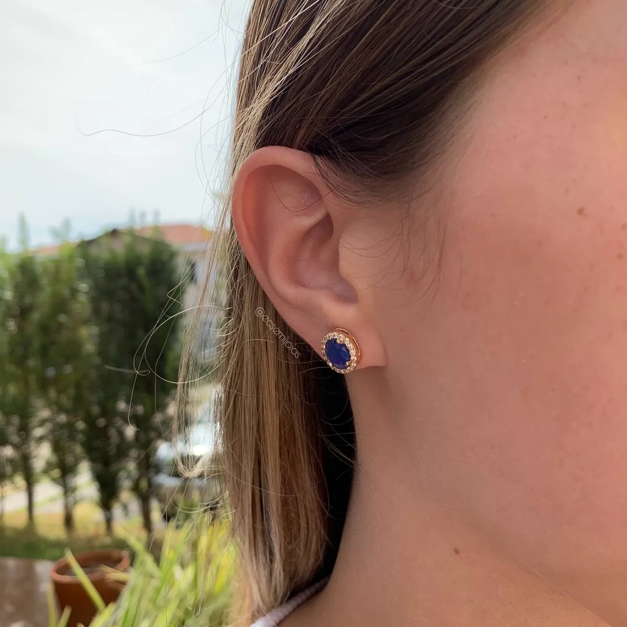 Brinco oval com pedra no centro e cravejado em volta - banhado a ouro 18k