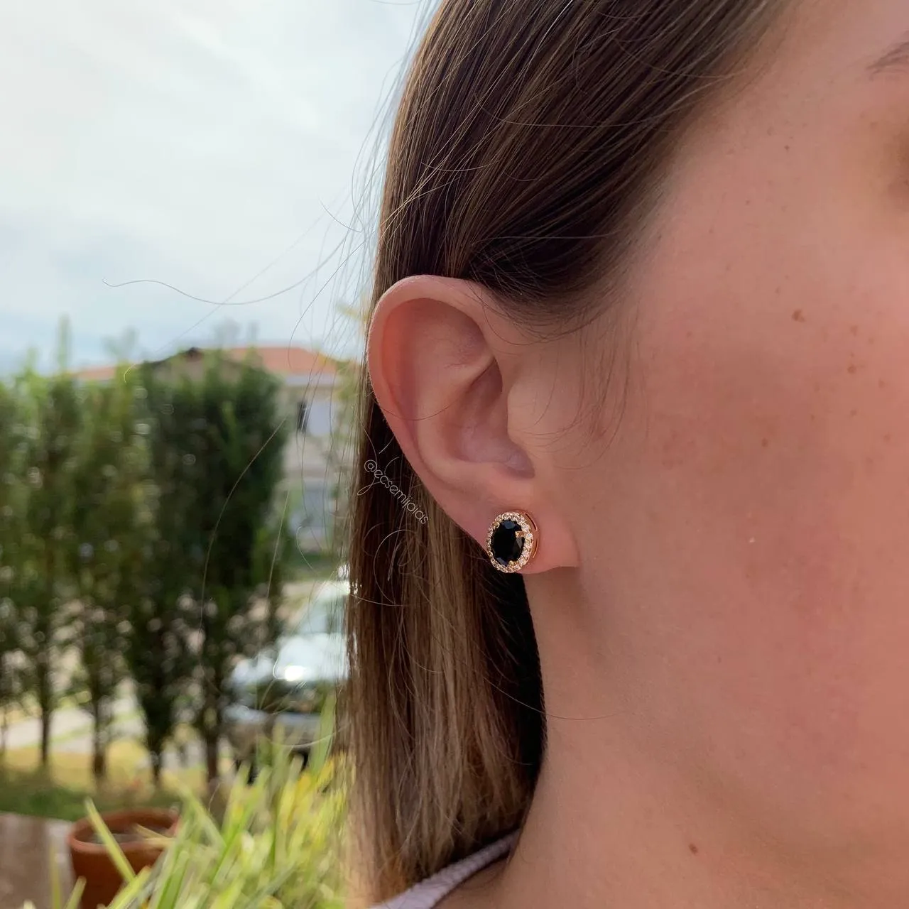 Brinco oval com pedra no centro e cravejado em volta - banhado a ouro 18k