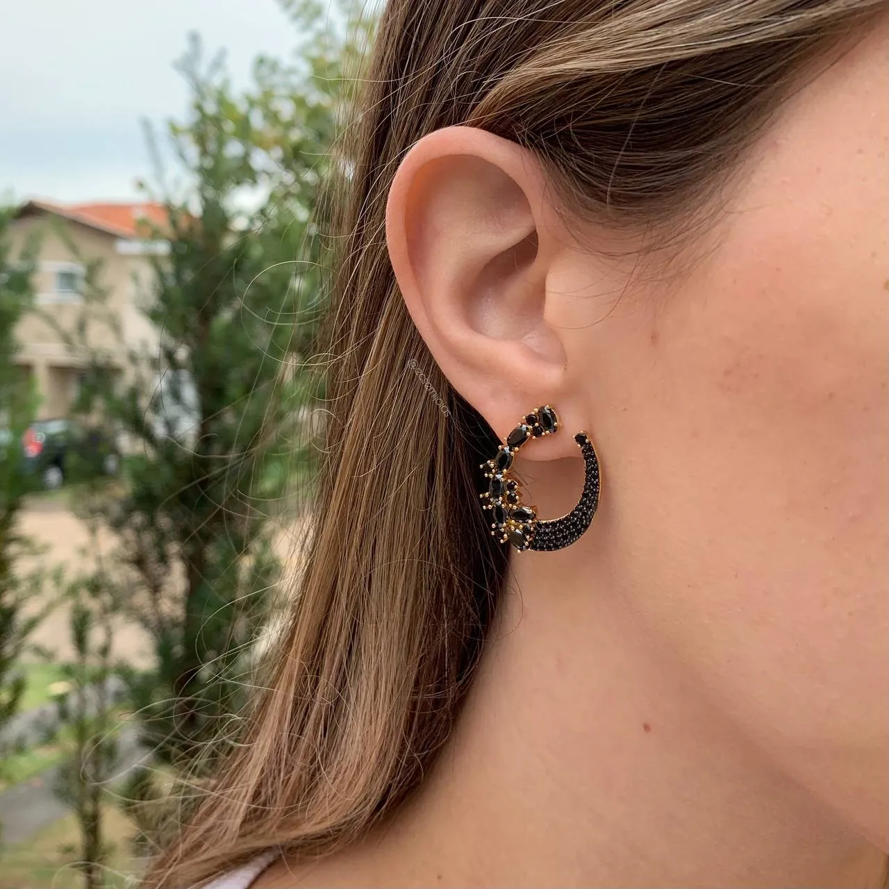 Brinco oval cravejado com zircônias ovais e redondas de lado - banhado a ouro 18k