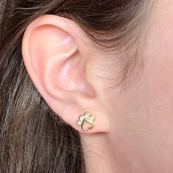 Brinco patinha cravejada maior - banhado a ouro 18k