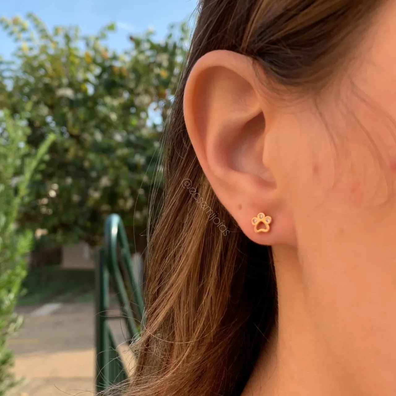 Brinco patinha cravejada menor - banhado a ouro 18k