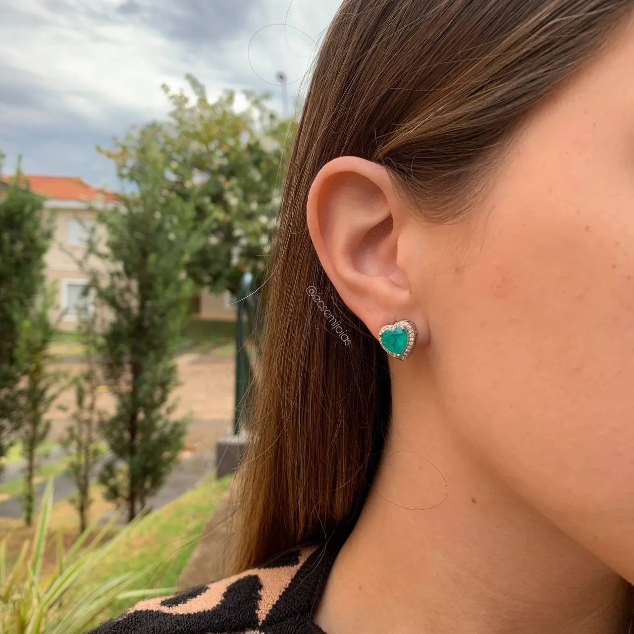 Brinco pedra coração cravejado em volta - banhado a ródio branco
