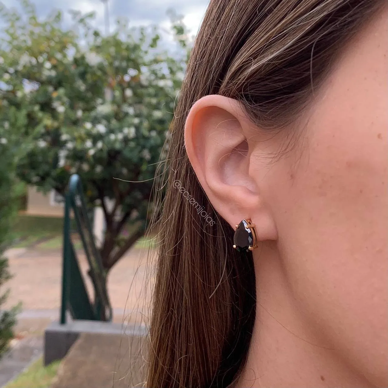 Brinco pedra gota - banhado a ouro 18k