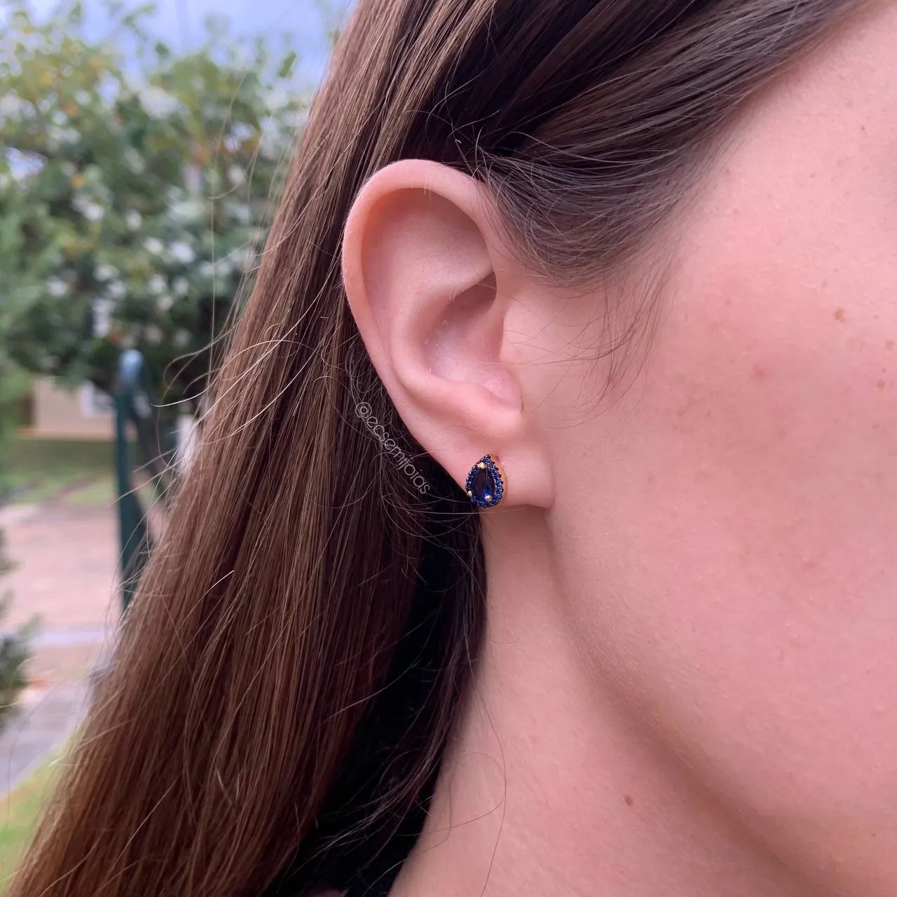 Brinco pedra gota pequena cravejada em volta - banhado a ouro 18k