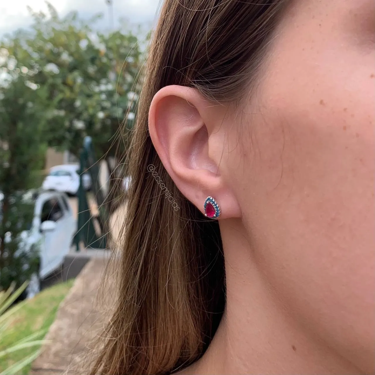 Brinco pedra gota pequena cravejada em volta - banhado a ródio branco