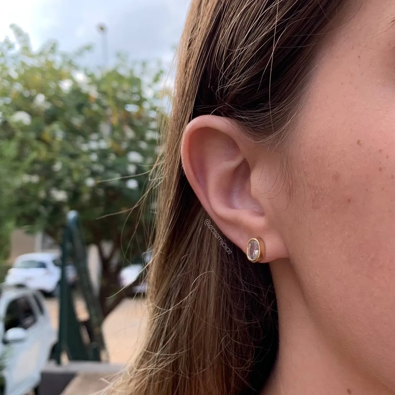 Brinco pedra oval  - banhado a ouro 18k