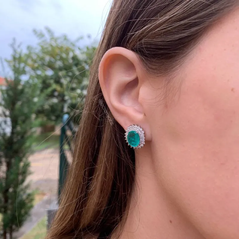 Brinco pedra oval cravejado em volta com 2 fileiras - banhado a ródio branco
