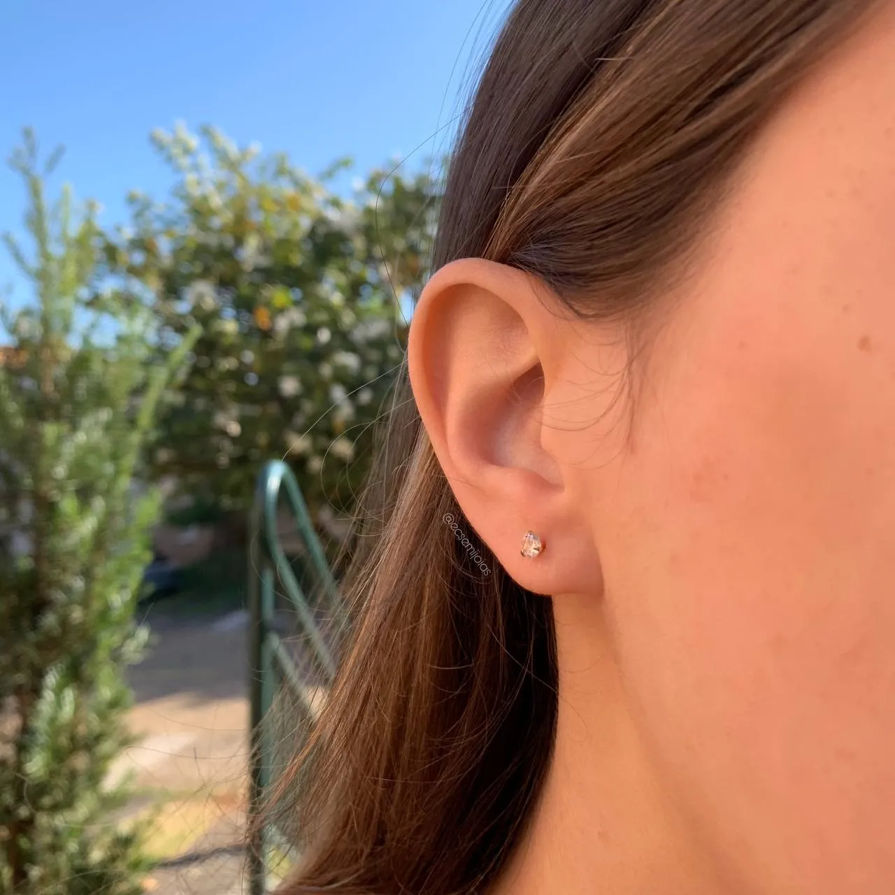 Brinco ponto de luz pedra 4 mm 3 garras - banhado a ouro 18k