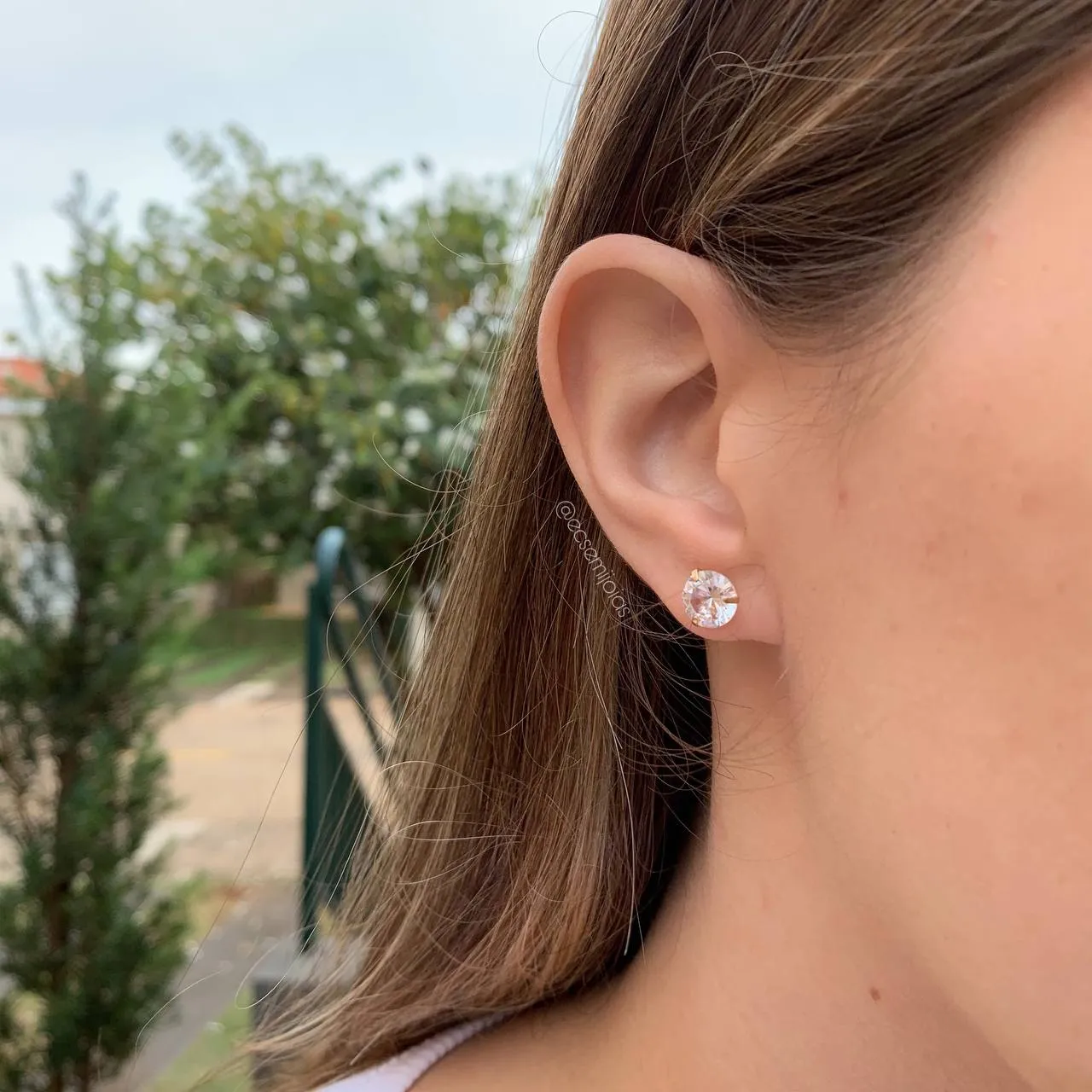 Brinco ponto de luz pedra 8 mm 3 garras - banhado a ouro 18k