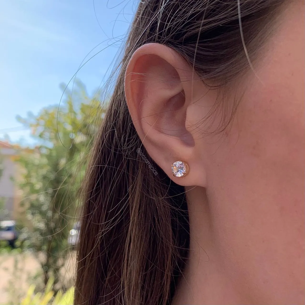 Brinco ponto de luz redondo 4 garras pedra 6 mm c/ galeria - banhado a ouro 18k