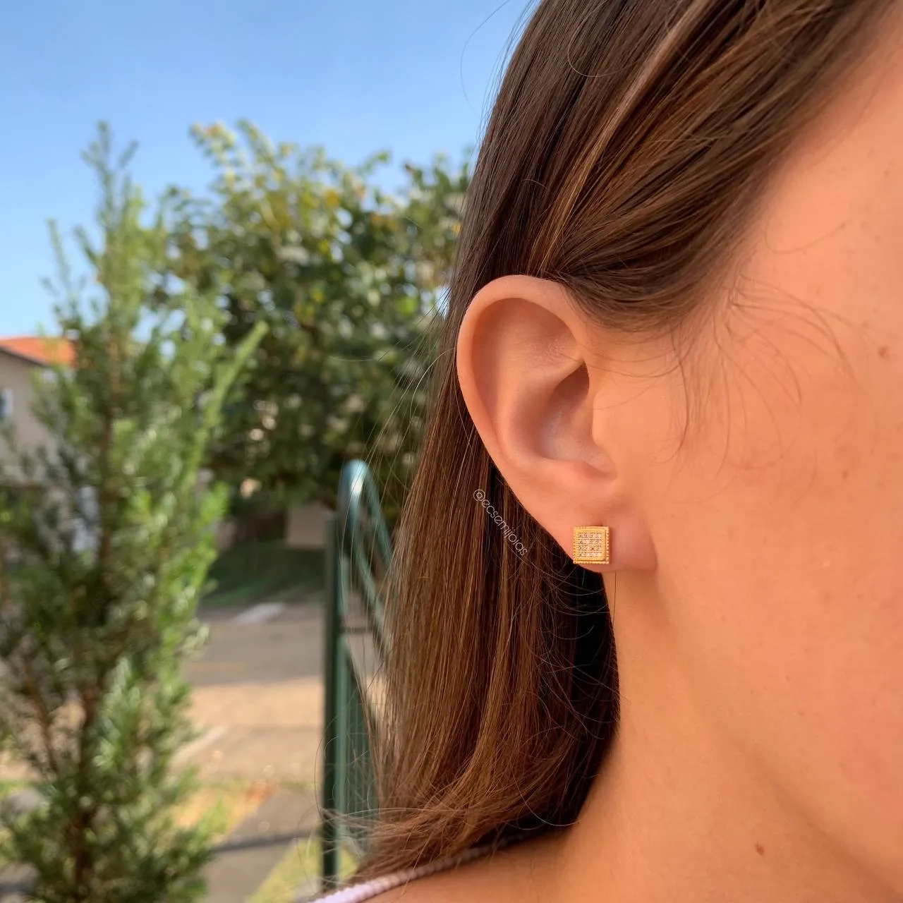 Brinco quadradinho reto cravejado com bordinha bombardeada - banhado a ouro 18k
