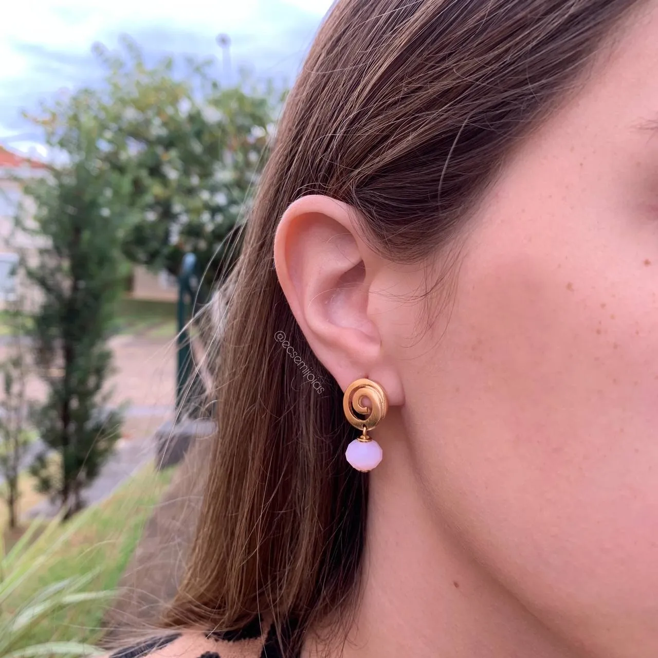 Brinco redemoinho com cristal pendurado - banhado a ouro 18k