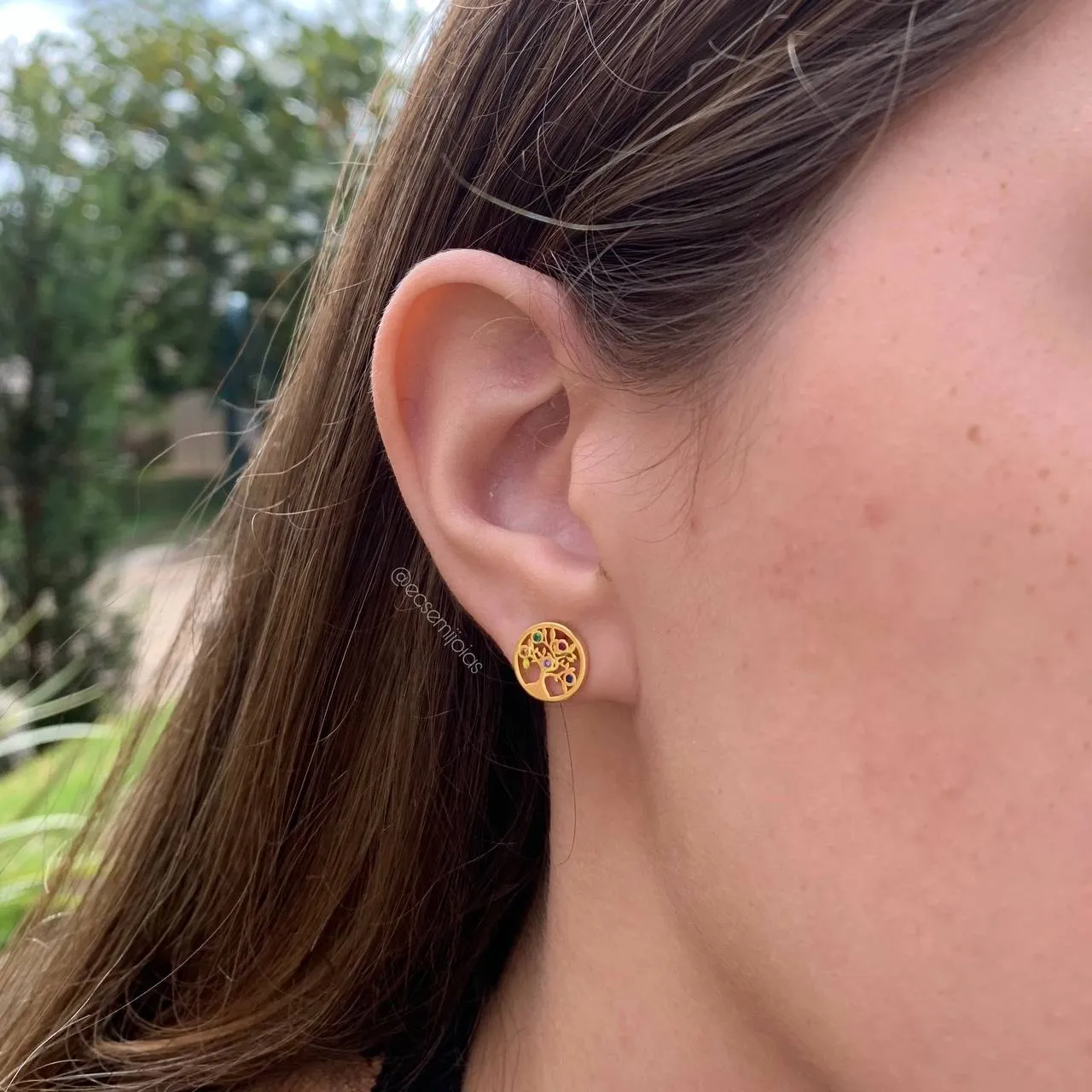 Brinco redondo arvore da vida com pedrinhas aleatórias - banhado a ouro 18k