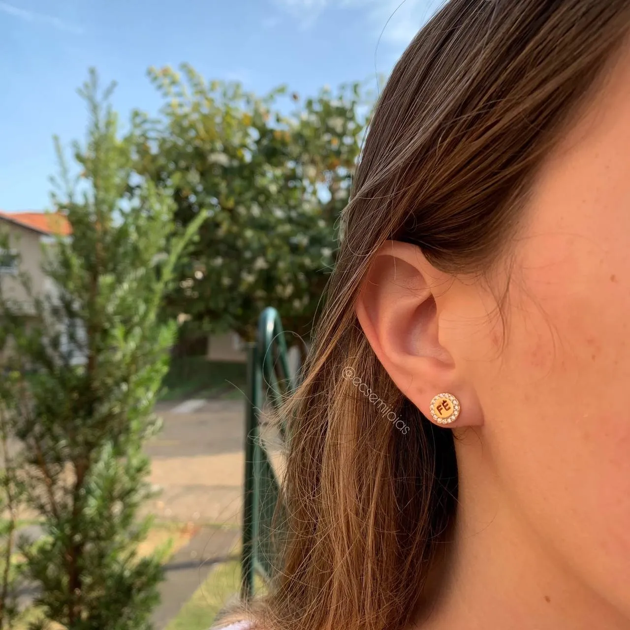 Brinco redondo escrito fé cravejado em volta - banhado a ouro 18k